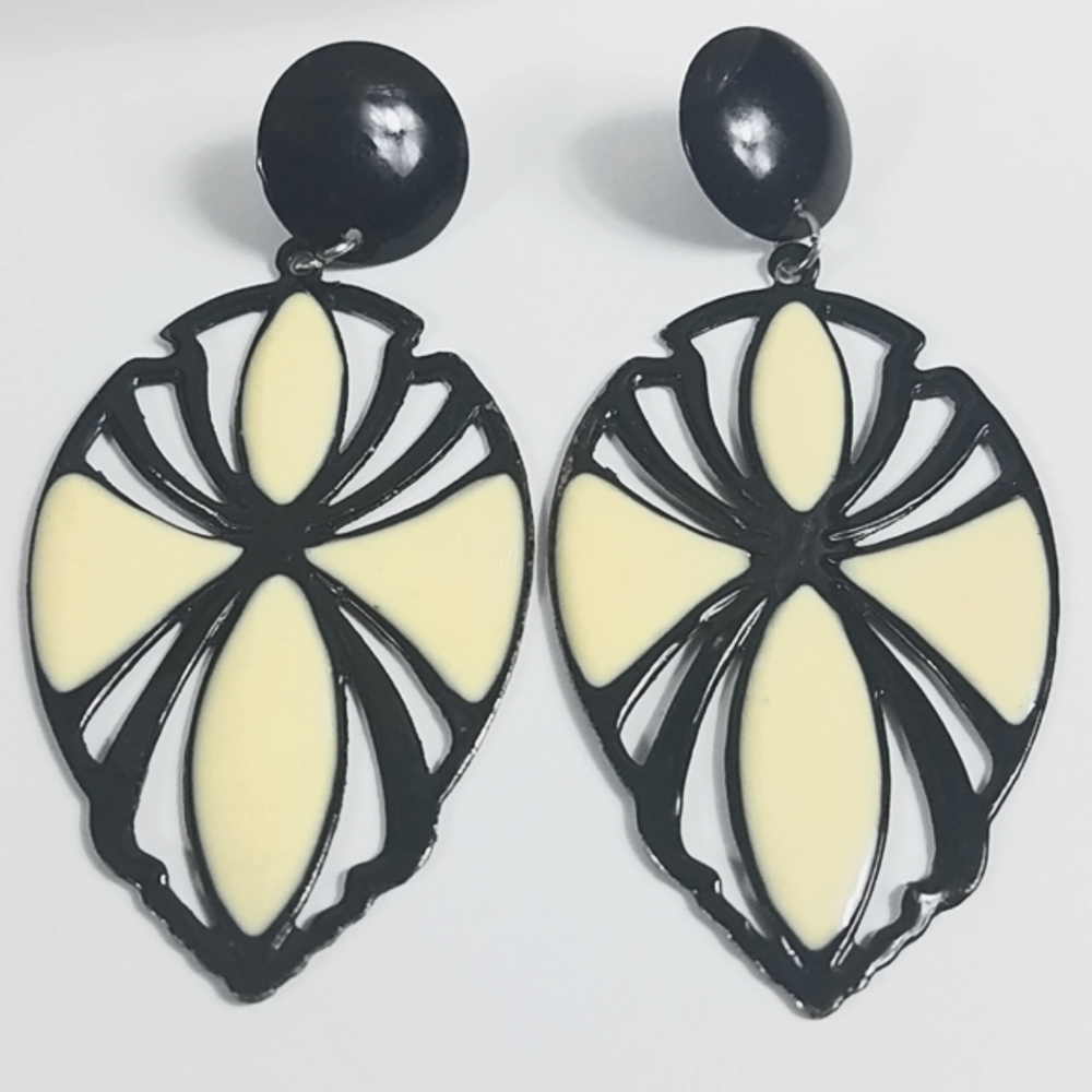 Fashion earrings, cream and black pierced earings - Picture 3 of 4